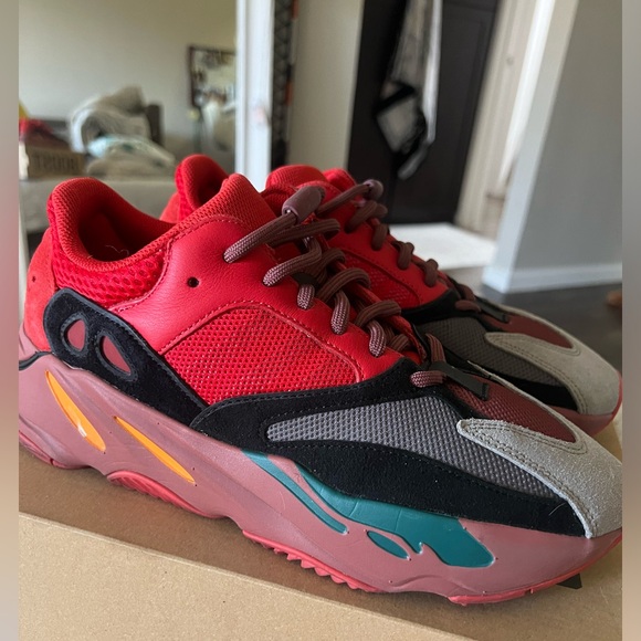 Adidas Yeezy 700 Boost v3 Hi-res Red Men’s size 9 Sneakers EUC MINT - Picture 3 of 7